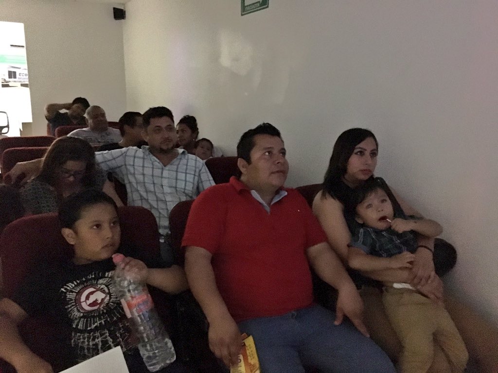 ECOntainerAPI's tweet photo. @ECOntainerAPI en @APIchiapas recibe #FamiliasContentas en #FeriaMesoamericanaTapachula2017 impulsando #CiudadesPortuariasSustentables https://t.co/rkofUBCGqQ