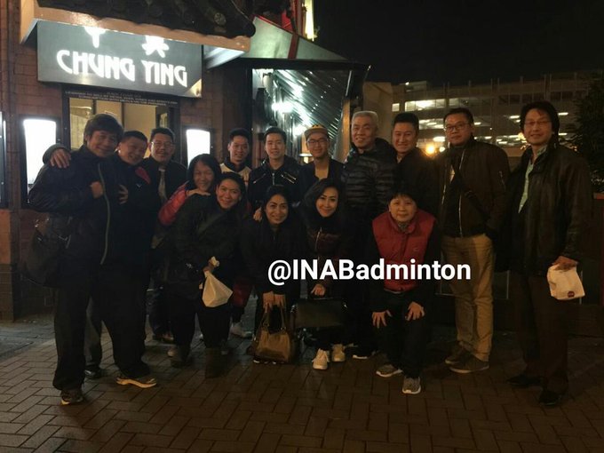 Alex Tirta berfoto bersama Marcus/Kevin, Susy Susanti dan beberapa pengurus & tim pelatih di Birmingham, Inggris