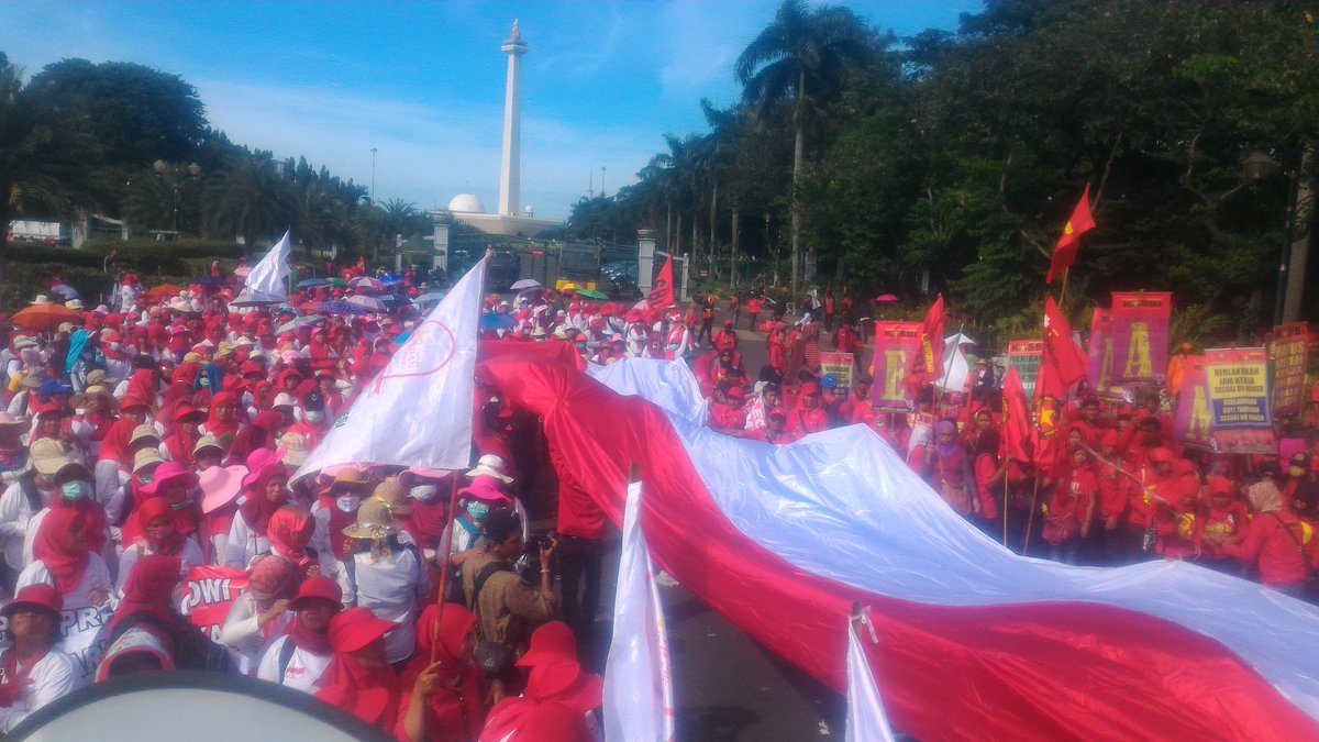 bidan_joice's tweet photo. Bangsa kita jangan bagai kacang lupa kulitnya pak @jokowi  @BidanPTTBersatu  @EkaPangulimaraH  @kempanrb  @KSPgoid  BIDAN DESA TUA DI DESA https://t.co/r0ZNzcegFj