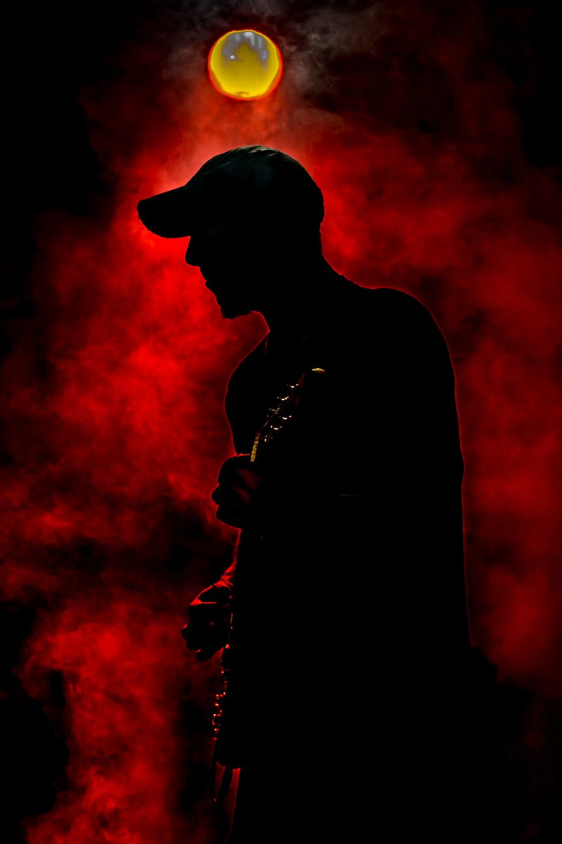 HindsightROCK's tweet photo. Sick shot of Andrew, opening for @Saliva #htx #hindsightrock #saliva #monstercables #gibson #guitarplayer #hindsight https://t.co/RvRzv4V5Yk https://t.co/BjWLZg7Kyl