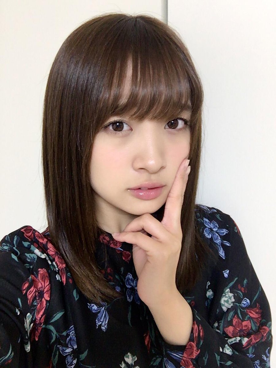 ピースしている渡邉幸愛の画像