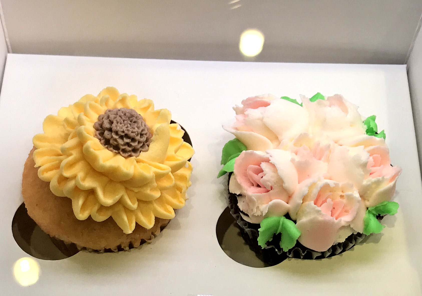 渋谷ヒカリエ Shinqsフード Twitterissa Shinqs Smile White Day とってもかわいいお花のカップケーキが モナークオブロンドン の ホワイトデースペシャルセット です 女の子が喜ぶこと間違いなし ホワイトデー Shinqs T Co Zr6qiq4lud