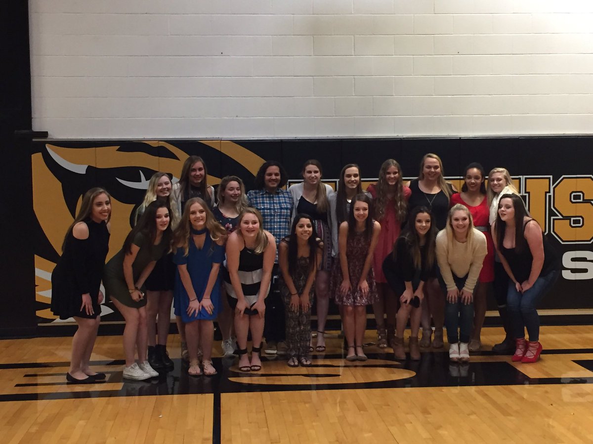 _mailinee's tweet photo. Gonna miss this💔 @cheervarsityfhs https://t.co/NDOv23NYOn