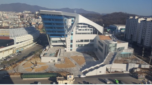 #성남시
지난 12월말에 준공된 #성남종합스포츠센터 가 시운전을 마치고
4월1일부터 #성남시민 들에게 한달간 무료로 개방됩니다. 

매주 화요일부터 토요일까지(월,일 휴무일)
9시부터 18시까지 개방되며,
자세한 문의는 739-6702로 연락주세요~!