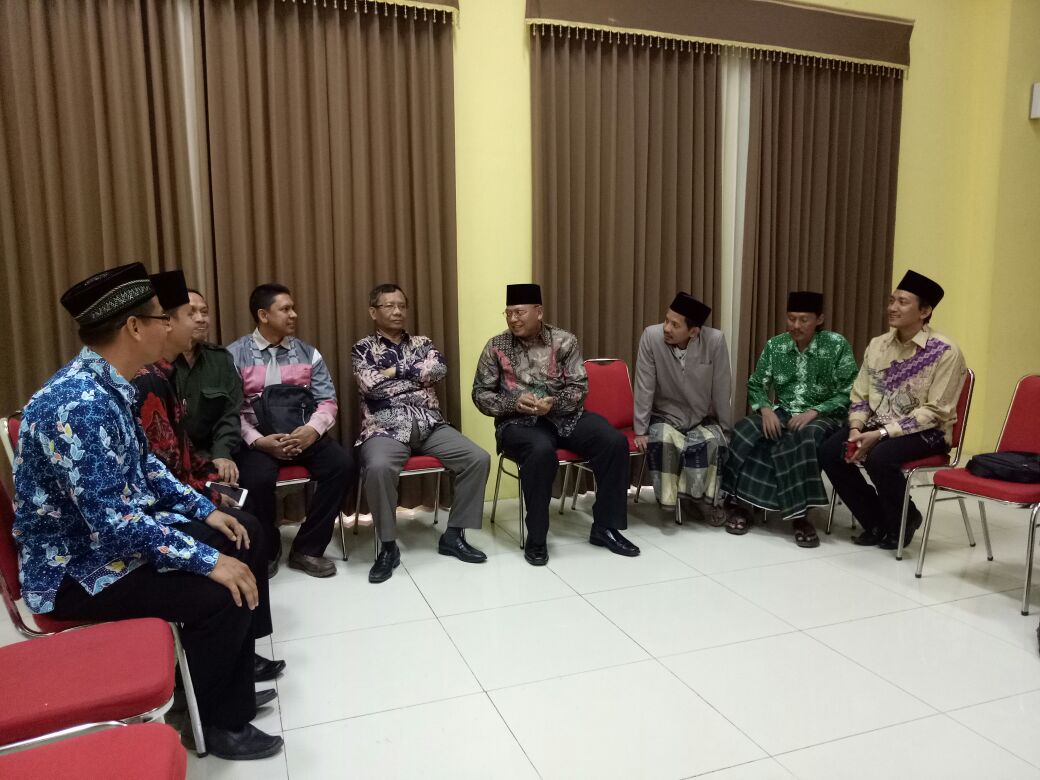 Pak Rendra ketua DPW <a href="/NasDem/">Partai NasDem</a> Jatim bersama ketua DPD <a href="/NasDemBkl/">NasDem Bangkalan</a> Ra <a href="/nashih79/">nasih aschal</a>  acara sminar Nasional di Bangkalan