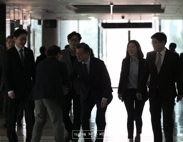 그냥 자연스럽게 눈높이를 맞추시는 분!
자연스럽게 주위를 미소로 물들이는 분!

17.3.13 더문캠 일자리위원회 출범식