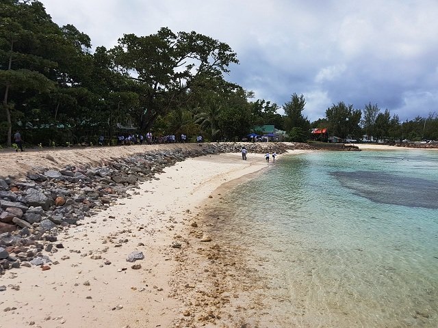 BirdsClimate's tweet photo. Students help EU debut climate change project on Seychelles’ island. https://t.co/3rzLaA6AYM #ClimateAction #EU https://t.co/J0gNfj0bRI