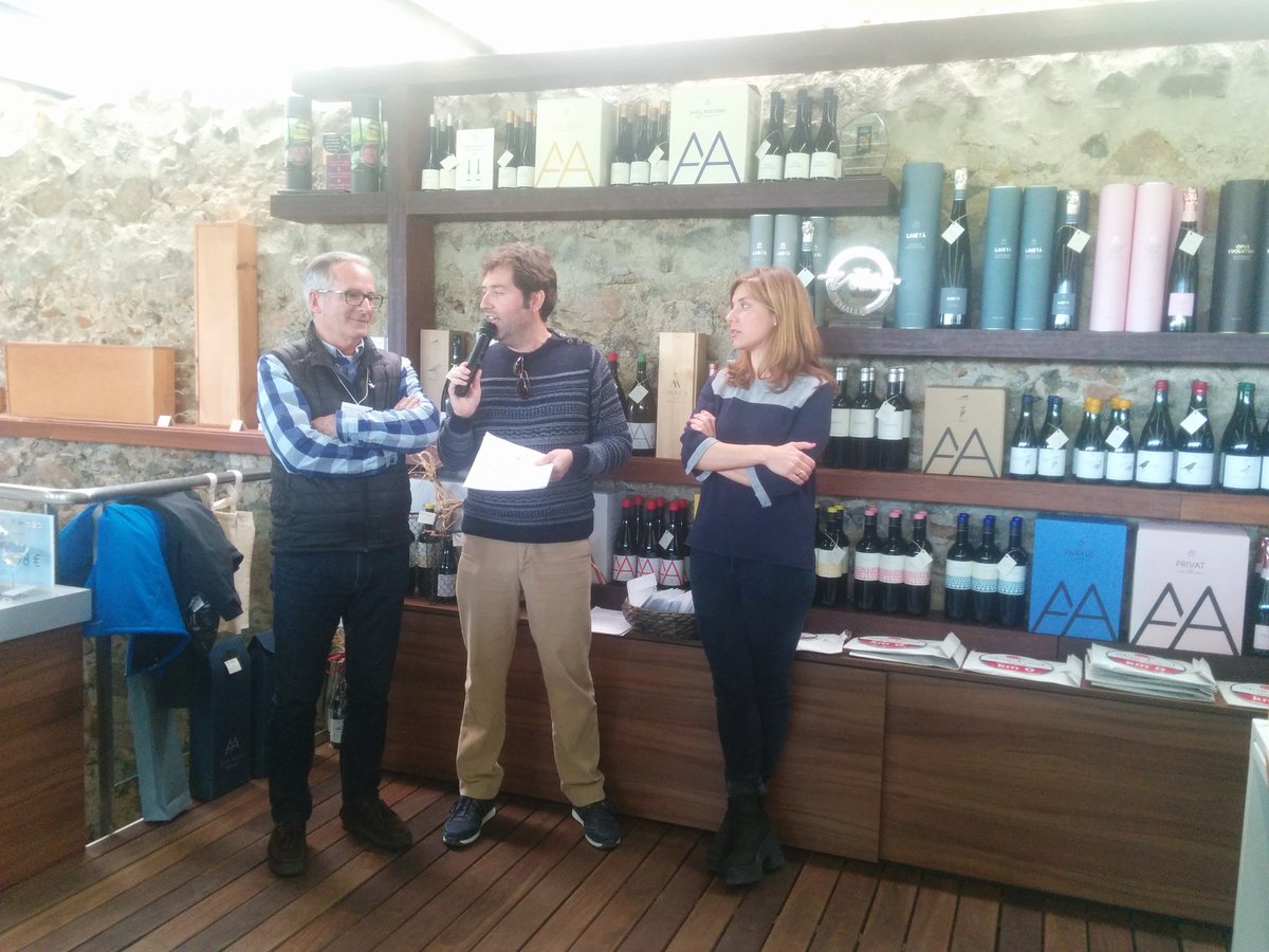 SlowFoodCat's tweet photo. Entrega de #Plaques2017 a @ALTAALELLA per part de @nurcoll i @ParesPep i desde @SlowFoodMaresme en @lluisvidal7 #Cargols2017 https://t.co/bjc0TVG06N