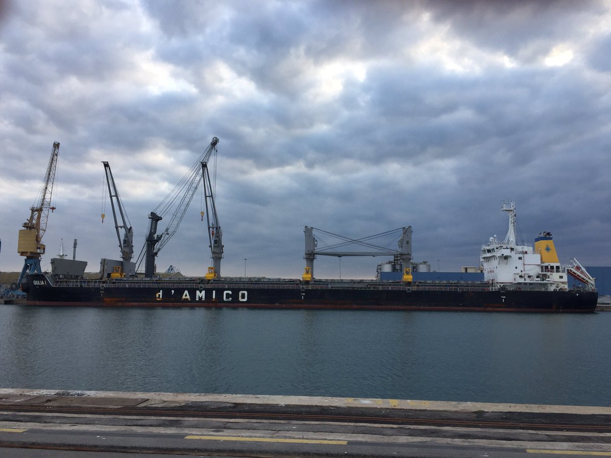 Navire ALLSTARS bassin Colbert <a href="/PortdeSete/">Port De Sete</a> déchargement pâte à papier