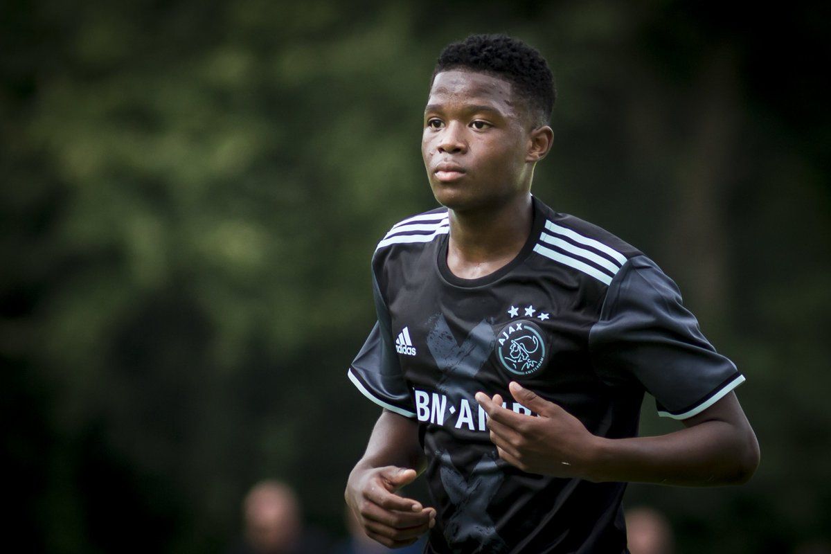 Chelsea wil Daishawn Redan wegplukken uit de jeugdopleiding van #Ajax. Redan wil blijven: "Eerste spits bij Ajax worden."
