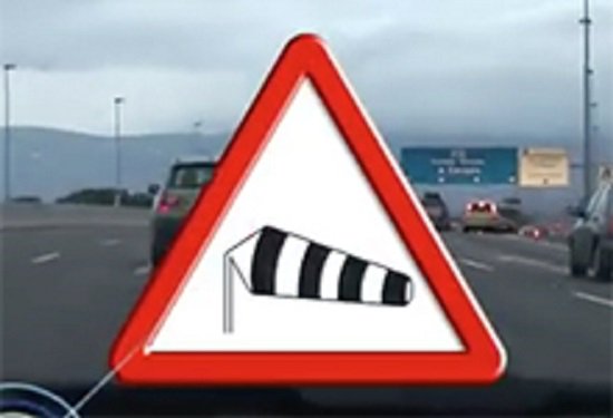 Rachas #viento fuerte en muchas comunidades 🌬Circula con una marcha inferior y aumenta distancias frontal y lateral yrevista.dgt.es/PeligroViento