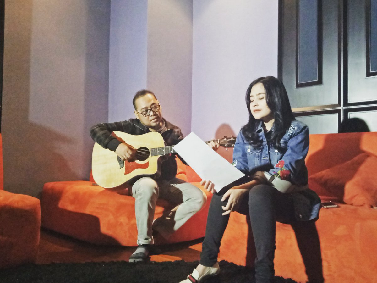 MDMusic_ID's tweet photo. Haloha ๐๐ป๐ @PrillyBie juga ngisi OST untuk #SINETRANS #BMBP lhoo.
Penasaran pasti kan seperti apa lagunya?
#OSTBMBP #PrillyLatuconsina https://t.co/TyM3oNrrrX