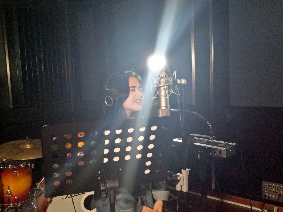 MDMusic_ID's tweet photo. Ini dia suasana @PrillyBie saat take vokal untuk OST #SINETRANS #BMBP yuk! ๐
#OSTBMBP #PrillyLatuconsina https://t.co/VxwqRKvO4w