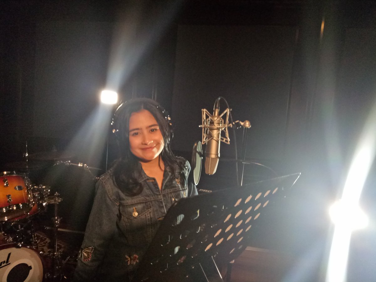 MDMusic_ID's tweet photo. Ini dia suasana @PrillyBie saat take vokal untuk OST #SINETRANS #BMBP yuk! ๐
#OSTBMBP #PrillyLatuconsina https://t.co/VxwqRKvO4w