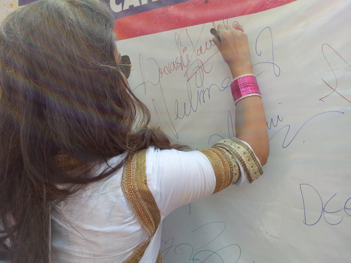 RemonetiseIndia's tweet photo. Let's go cashless for those who cannot do without cash. 

@URautelaForever pledges for a cashless economy at #ZoomHoliParty #RemonetiseIndia https://t.co/M2HFQM7Eju
