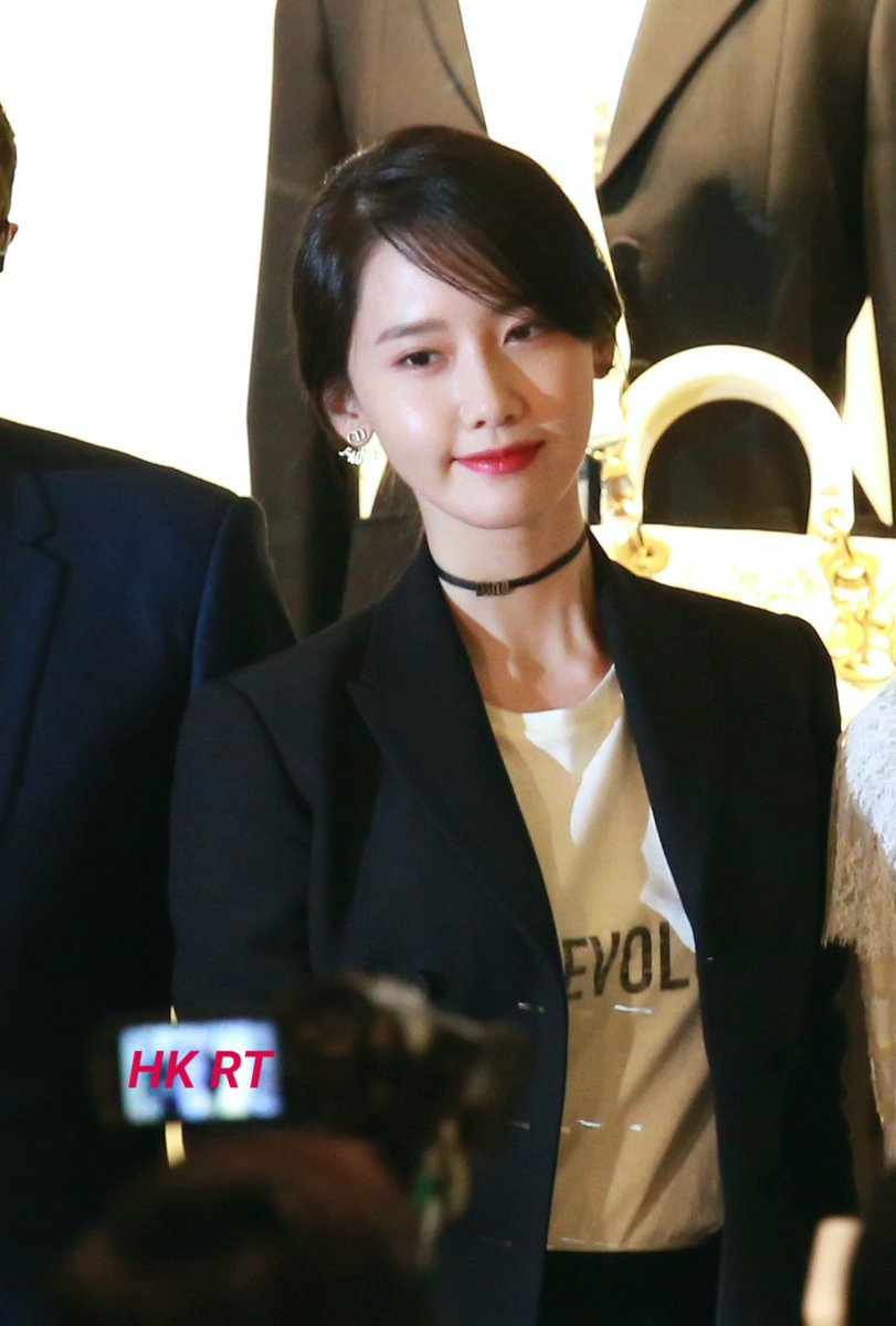 [PIC][28-02-2017] YoonA khởi hành đi Hồng Kông để tham dự sự kiện “DIOR 17S/S Landmark Pop Up Store” vào sáng nay - Page 5 C6yL3W7VoAAt5AM