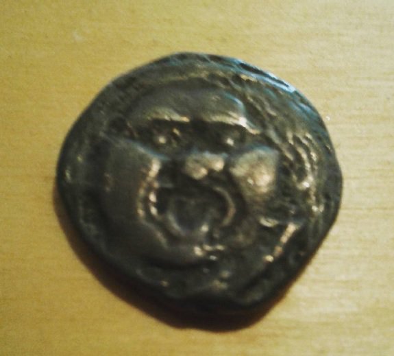 Testa di #Gorgone su moneta d'argento coniata a #Populonia,trovata all'Elba ed esposta al #MuseoRioElba! #Creaturefantastiche #MarzoalMuseo