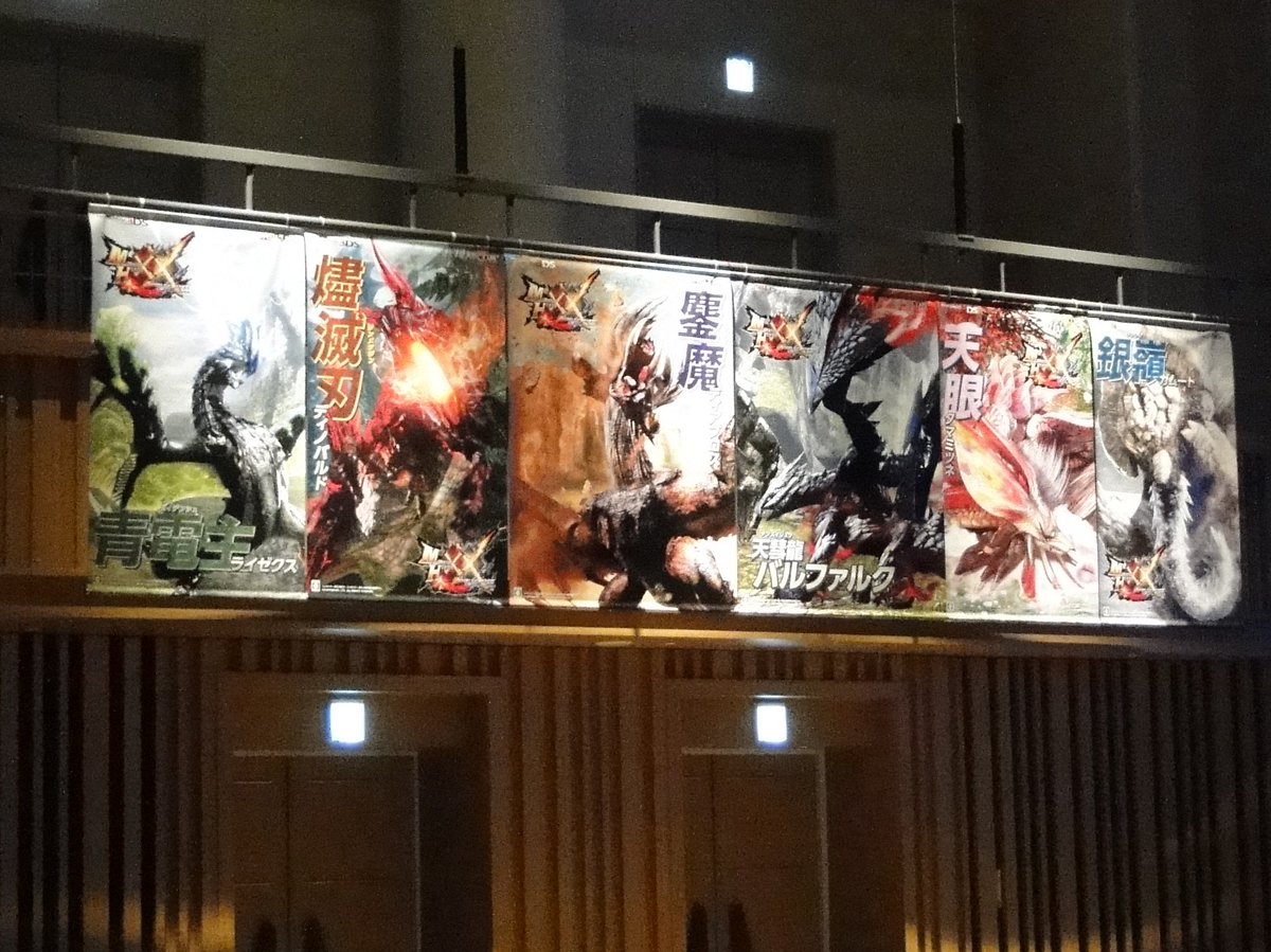 株式会社カプコン 広報ir室 Twitterissa さらに Daigoさんに黒煙王リオレウス装備 井上さんにディノバルド装備 を着用するなど どちらも完成度の高いフル装備で登場し 二人の大のモンハンファンが辻本プロデューサーと市原ディレクターと組んで大画面で4人プレイを