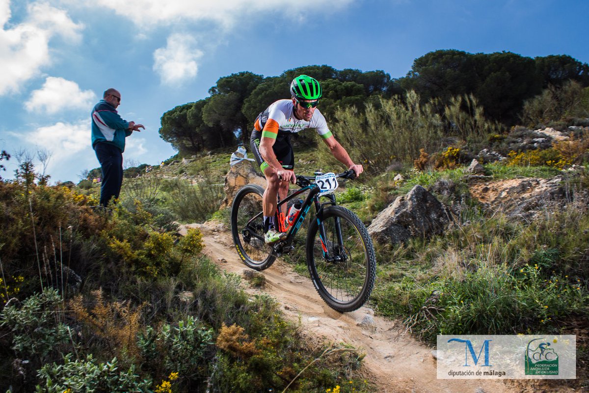 FACiclismo's tweet photo. Daniel Bernal @Gacosur y @RocioSemar los mejores ayer en #Antequera https://t.co/WjwbMhAb51 #circuitoBTTDiputaciónMálaga #rankingandaluzxco https://t.co/aQeU4Hkw2f