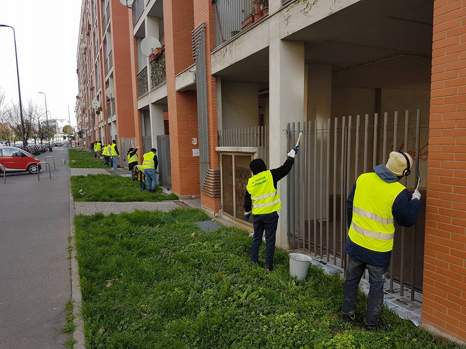 comunicazionemm's tweet photo. #MMCasa - Ridipinta la cancellata di via Arsia 6-12, grazie al contributo di 30 ragazzi #rifugiati #unazioneincomune https://t.co/783NcjvuIz