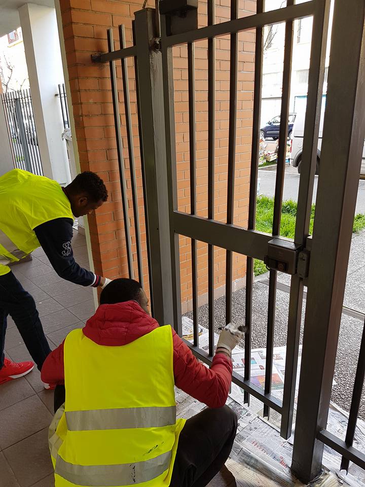 comunicazionemm's tweet photo. #MMCasa - Ridipinta la cancellata di via Arsia 6-12, grazie al contributo di 30 ragazzi #rifugiati #unazioneincomune https://t.co/783NcjvuIz
