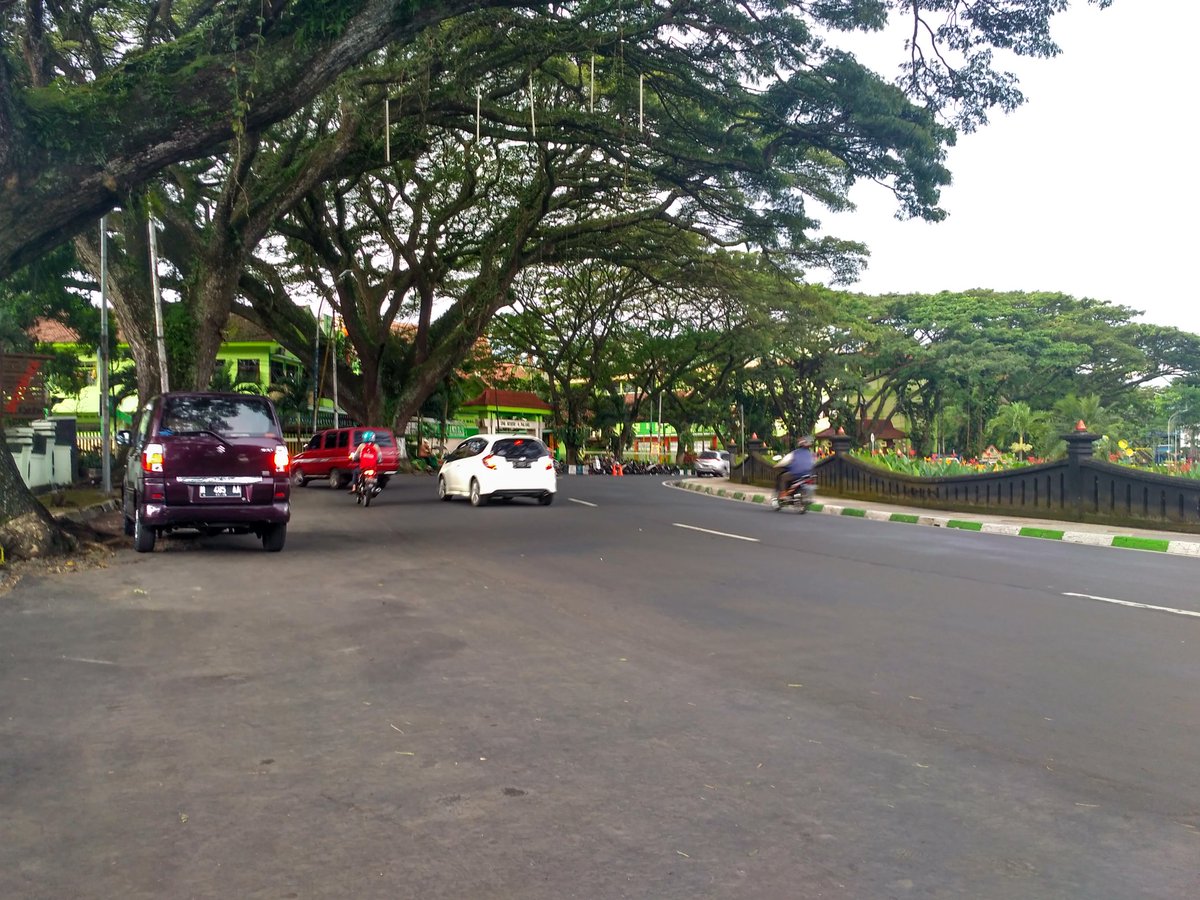 Riz_Cho_Hu's tweet photo. Pukul 16.13 jl. Tugu (depan Balaikota Malang) terpantau ramai lancar - Iqbal Fikri P BC5 @Edunewsfm @official_itv #trafficmalang https://t.co/QvYTRI3M9Q