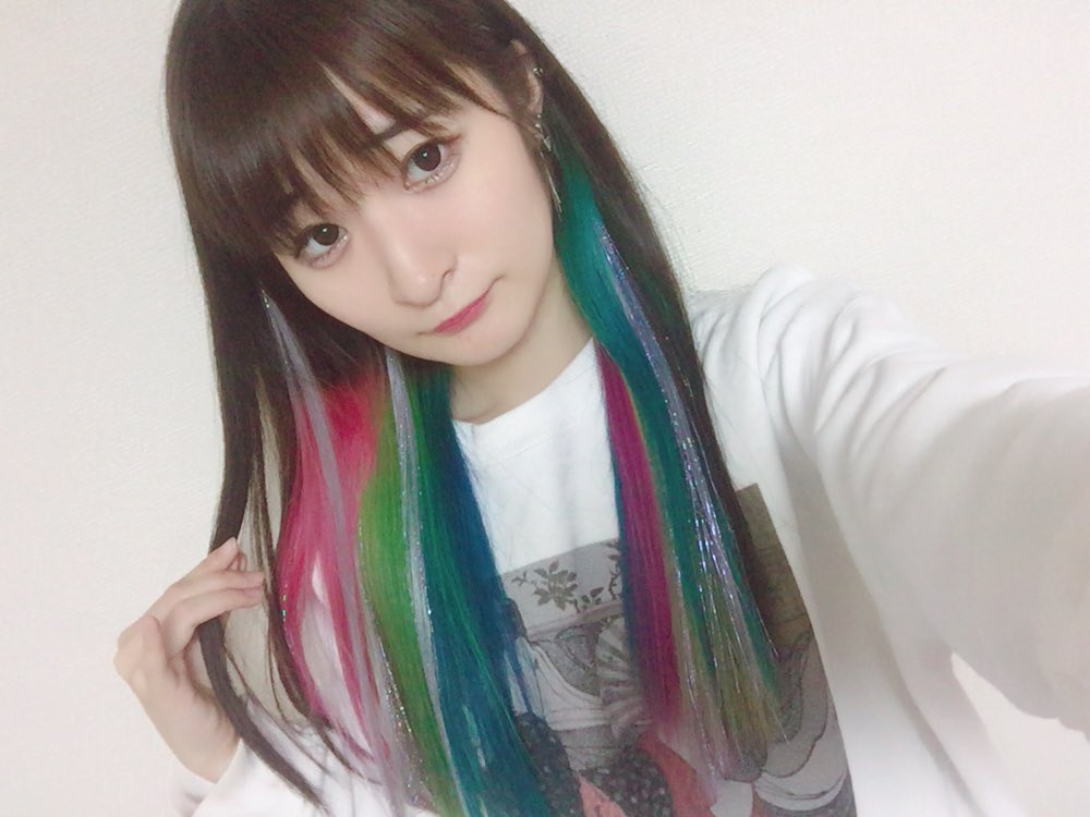 リンリン 今回もikuちゃんさんにキャンシロで髪染めてもらいました 人生初エクステ めっちゃキラキラしてるうれし 派手髪 派手髪協会 T Co xyyqmnts Twitter
