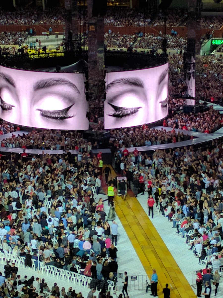 ajobbins's tweet photo. Adele in a box https://t.co/tHE9v9EiMC