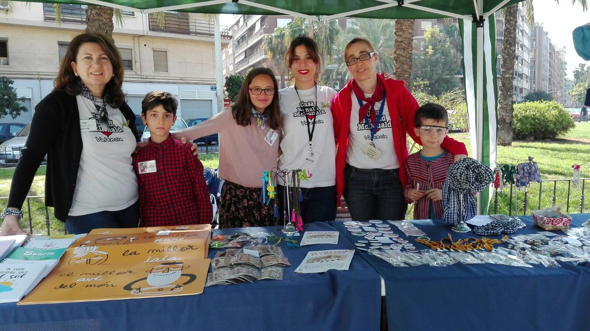 CasaRonaldVLC's tweet photo. Gracias un año más a @FallaSLW por dejarnos difundir la labor de @CasaRonaldVLC el día de sus #paellas. #FallaSolidaria https://t.co/XWNqosKR6j