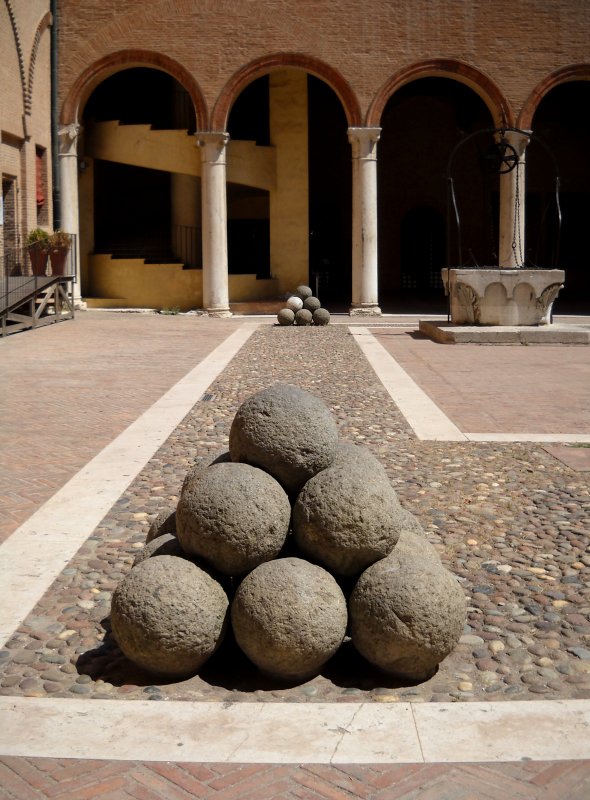 CastelloEstense's tweet photo. Nel 500 avevo 2 armerie, un deposito di palle da cannone e magazzini con polvere da sparo e salnitro.Ph alice.grussu https://t.co/y3Rz9Ev9wZ https://t.co/VELfbjnFM8