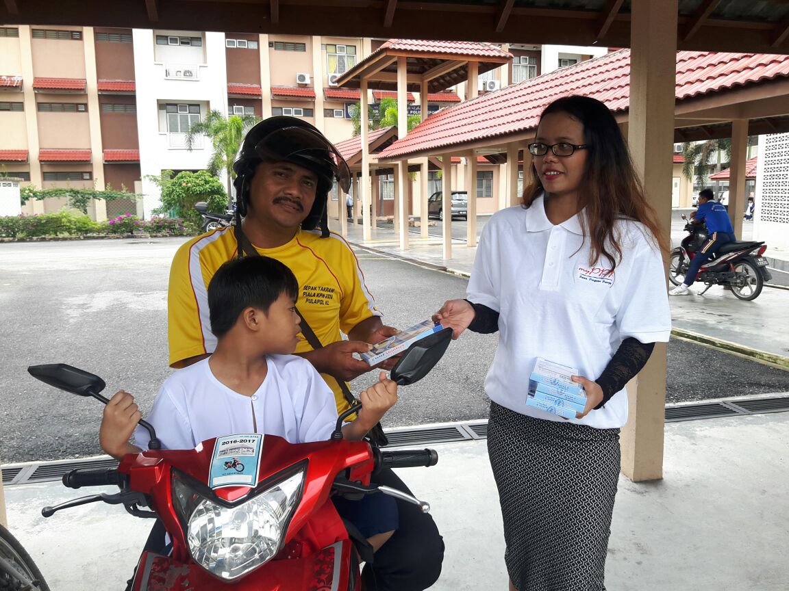 PPPSetiawangsa's tweet photo. #myPPP #P2baM #challenge365myPPP #Day72 Sumbangan Pelekat "Cool Gel"  di SK Polis Depoh @m_kayveas @simonsuresh1 @jega8173 @barisanasional https://t.co/rd7hCuPviq