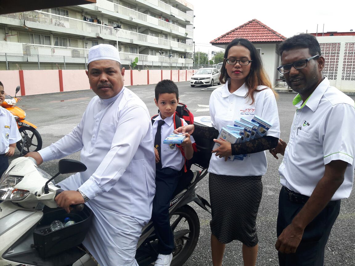 PPPSetiawangsa's tweet photo. #myPPP #P2baM #challenge365myPPP #Day72 Sumbangan Pelekat "Cool Gel"  di SK Polis Depoh @m_kayveas @simonsuresh1 @jega8173 @barisanasional https://t.co/rd7hCuPviq