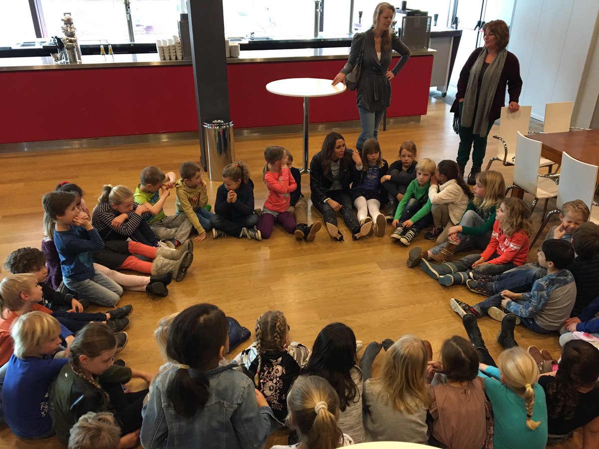 DaisySCT's tweet image. Even afsluiten voor de herrie in de lobby van theater de Vest. Met #unitC van @campuscolumbus