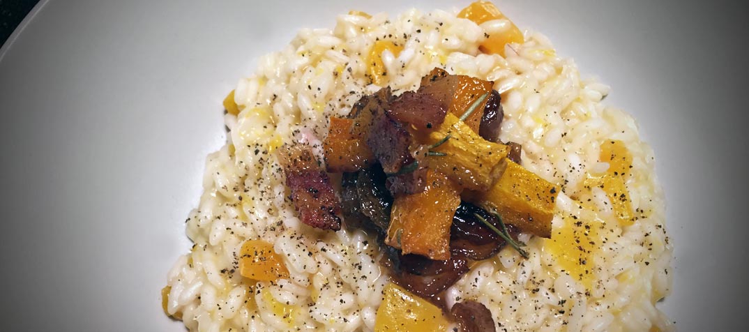 Riso zucca, cipolle caramellate, guanciale croccante &amp; Greco di Tufo. Il trauma del lunedì mattina lo superiamo così bit.ly/2mRE0KS