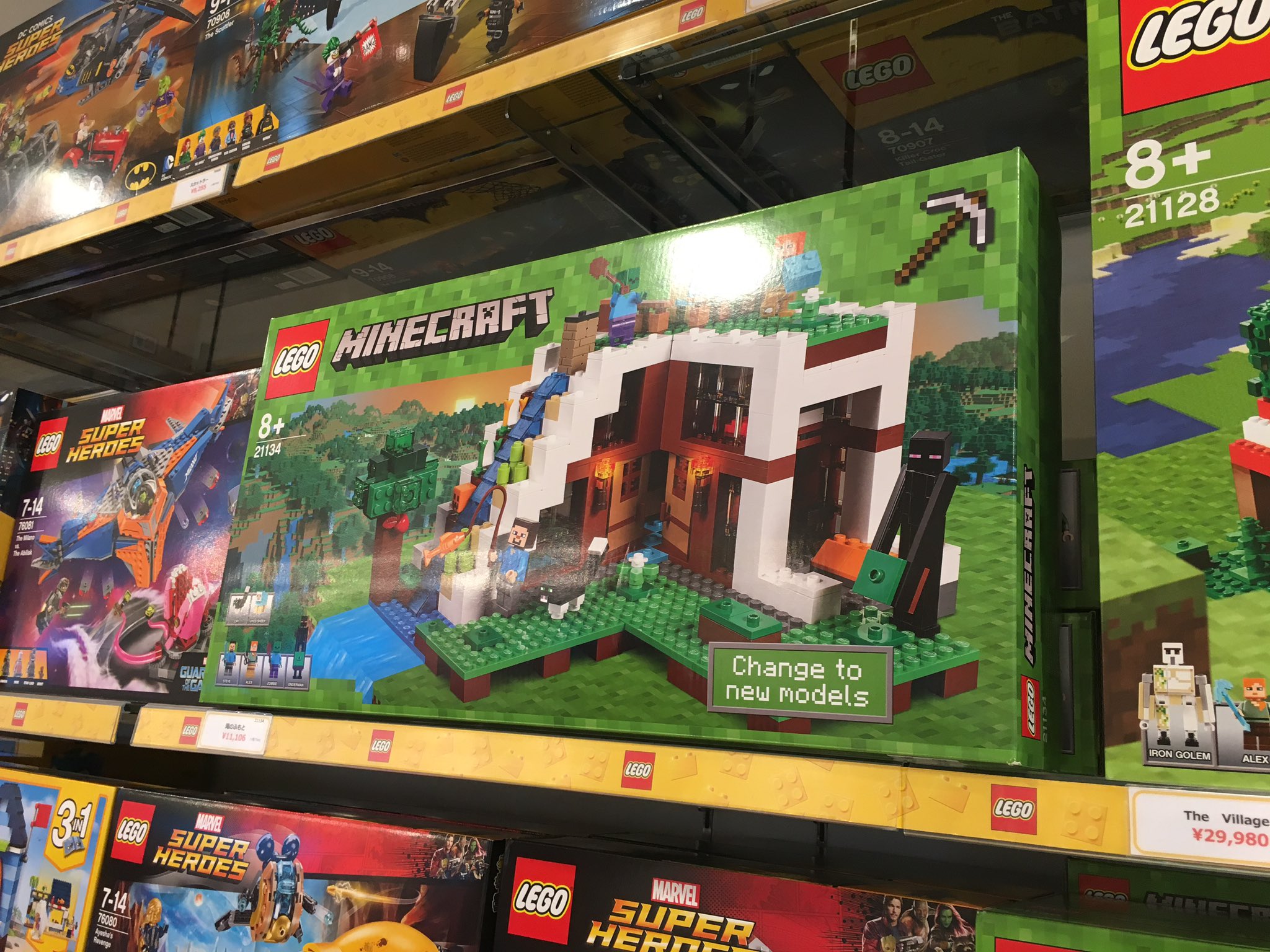 八村満 東京駅 Legoショップ でマインクラフトを発見 新商品らしいです 子供達がマインクラフトとlego好きなのでこのコラボを土産に それにしてもレゴって高い 東京 東京駅 キャラクターストリート Lego マインクラフト お土産 子供