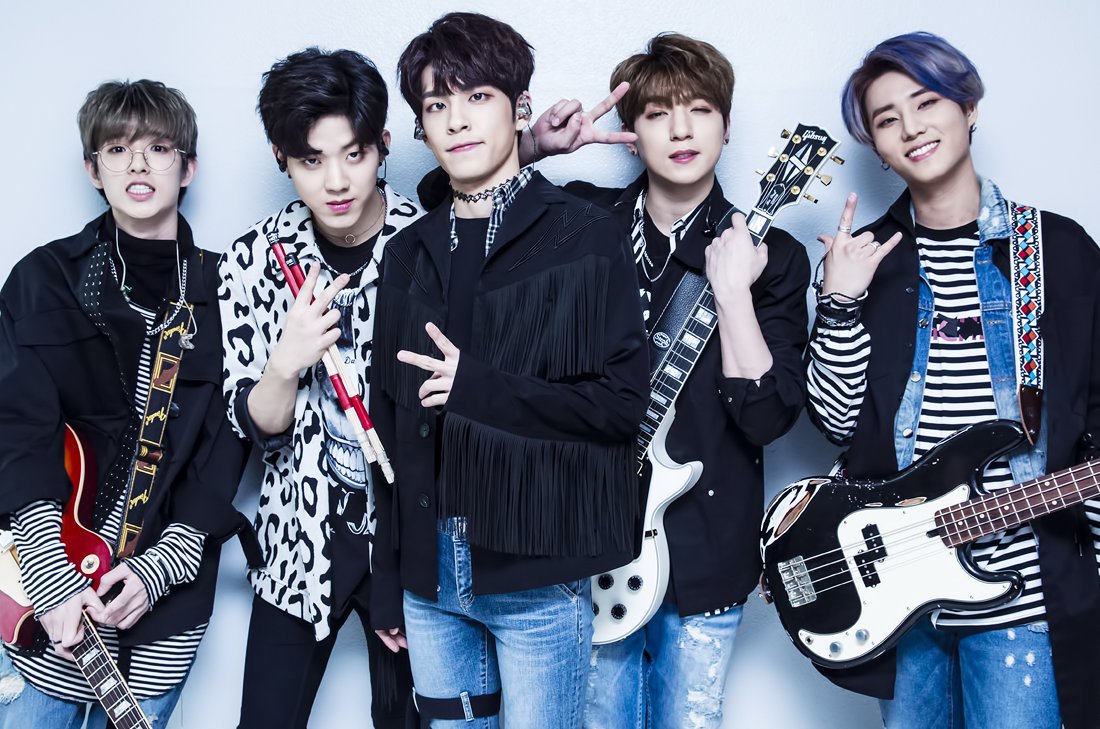 BusanNerdy's tweet photo. The boys make a backstage group photo into a pictorial/magazine worthy group photo #VISUAL6 https://t.co/OR42Oy9hjL