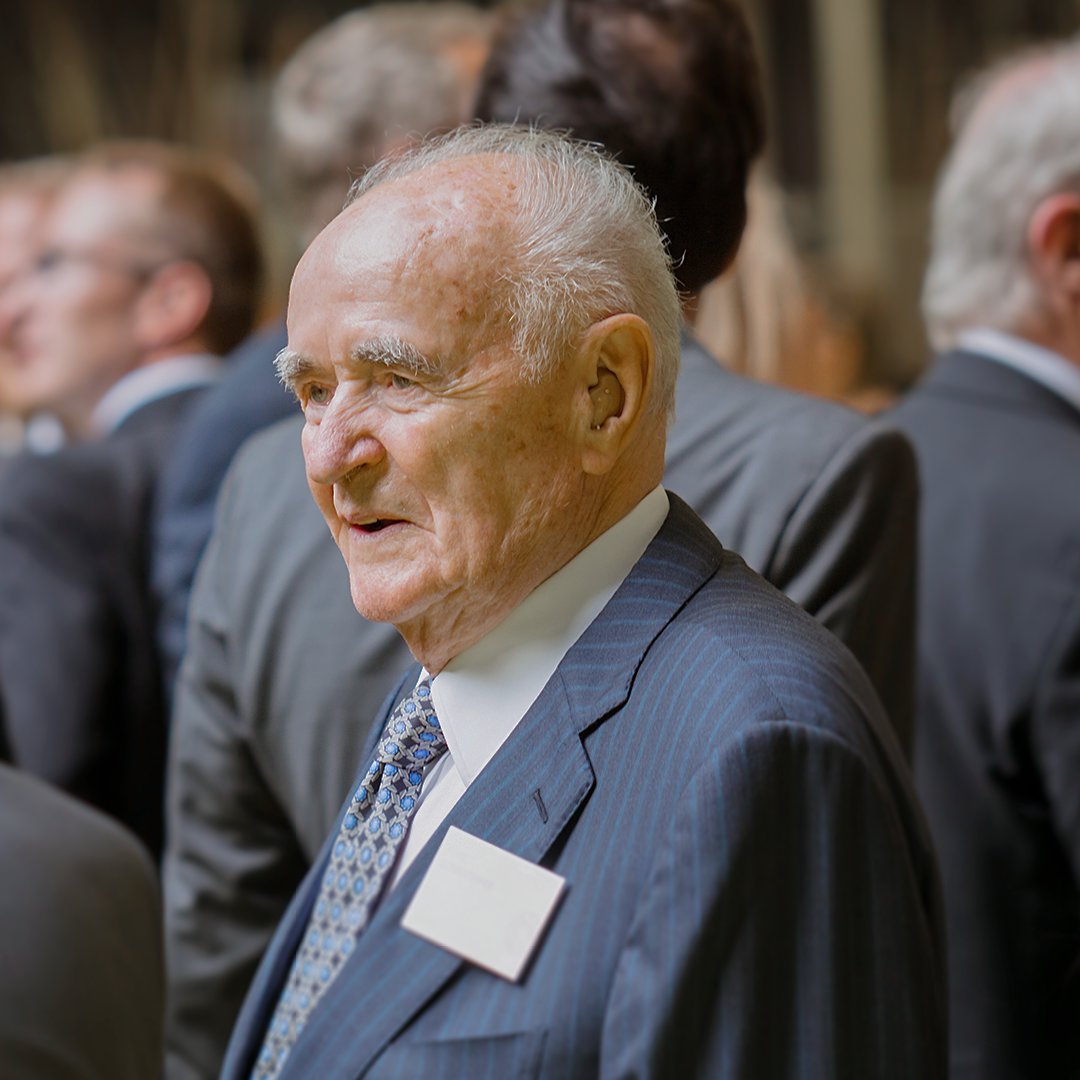 SH_Prize's tweet photo. The guest of honor at the #Schweighofer Prize 2015: Franz Schweighofer. In 1956 he was the driving force behind the company’s growth. https://t.co/QJqKOte9Sh