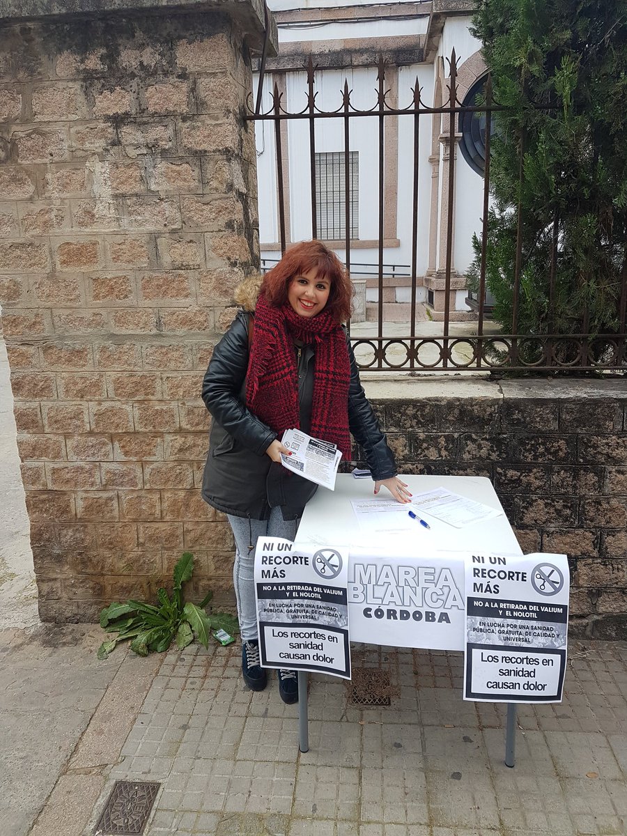 MareaBlancaCord's tweet photo. Mesa Blanca del Centro de Salud de Huerta la Reina con la compañera @Noemi_MJ6 y  el compañero @samuelfresmu #MareaBlancaCòrdoba https://t.co/sPRjebg608
