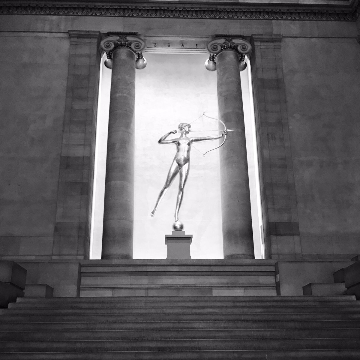 #Diana looking good as usual :) - Nothing like being a tourist in your own city.  #philly #phillyartmuseum #wanderlust  #artsy