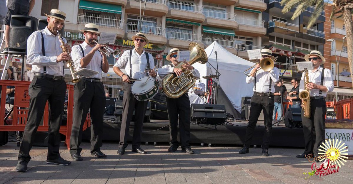 Bailar hay que bailar, pero si es con banda, es mucho más bailar.