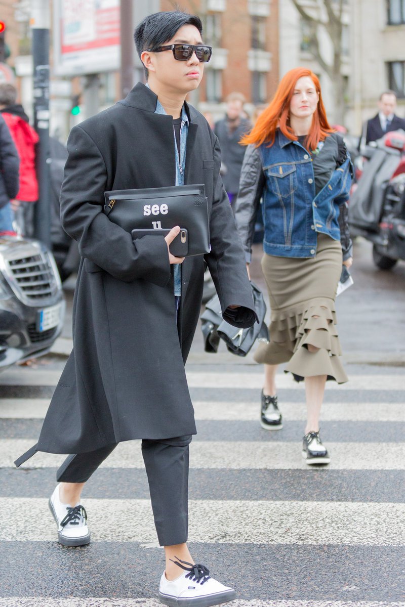 MsLupeCastro's tweet photo. #MenswearMonday Match your tailored suits with trainers, and denim, and here you go! We love!
📸 @parisdise for #MsCastroRides #PFW #AW17 https://t.co/ANCIEJssOC