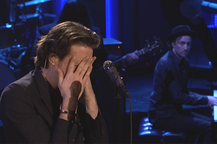 lesinrocks's tweet photo. Father John Misty au bord des larmes sur le plateau TV du SNL https://t.co/PupKkxNlho https://t.co/xm7GOOQkqo