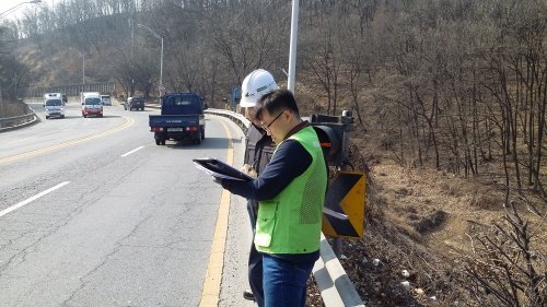 snakemj's tweet photo. "현장이 답이다"
#성남시 #중원구청 #환경위생과 에서는 봄철 미세먼지 저감을 위한 
산업단지 내 공사장 단속 및  환경오염물질배출시설 등에 관한
통합지도․점검규정 에 의거 
특별관리사업장 대상으로 비산먼지 점검을 실시하고 
있습니다. https://t.co/gKLOO3H69h