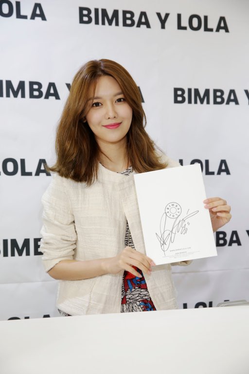 [PIC][10-03-2017]SooYoung tham dự buổi Fansign cho dòng thời trang "BIMBA Y LOLA" tại Lotte Department Store vào chiều nay - Page 2 C6ysyhrUwAAPw_R