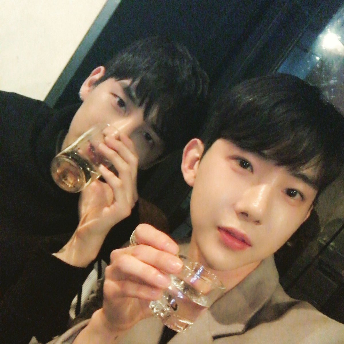 2am_CMSOKJWvv's tweet photo. チョグォン 訳  3/13

青春です🤳🏻  

RT@2AMkwon : 청춘이여🤳🏻  
https://t.co/UqhUSNEE2r https://t.co/S9gCnwUgbg