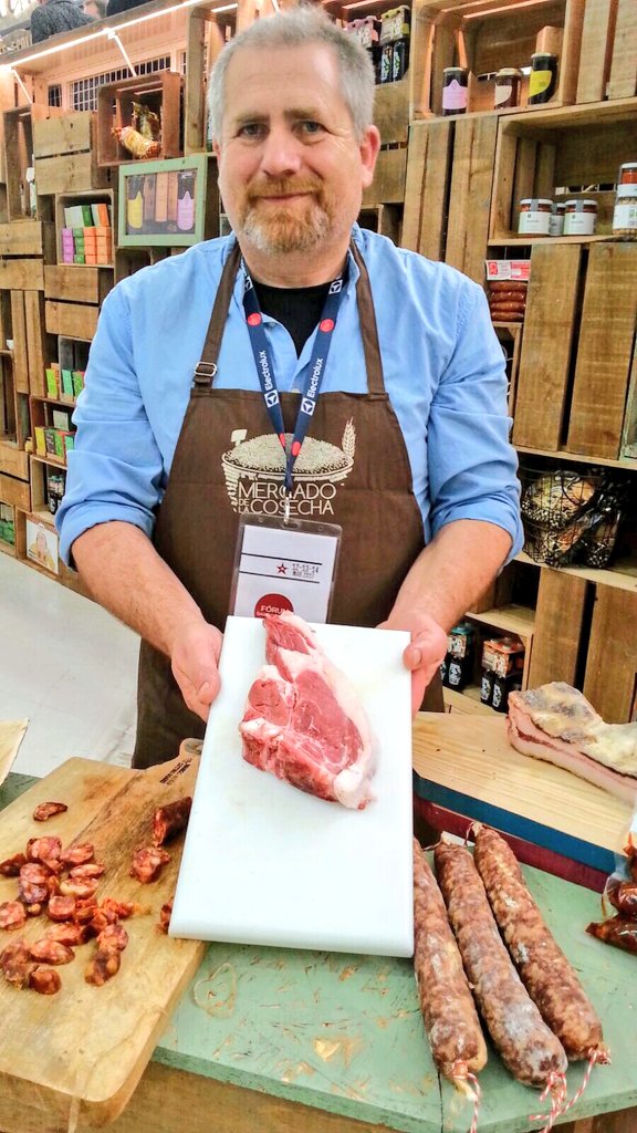 laALACENARoja's tweet photo. Xan da @HortaTeodoro nos muestra la #calidad​ de los productos de #porcocelta en el #forumcoruna17 con el @MercadoCosecha #modorural https://t.co/3hQ9bDx0Ua