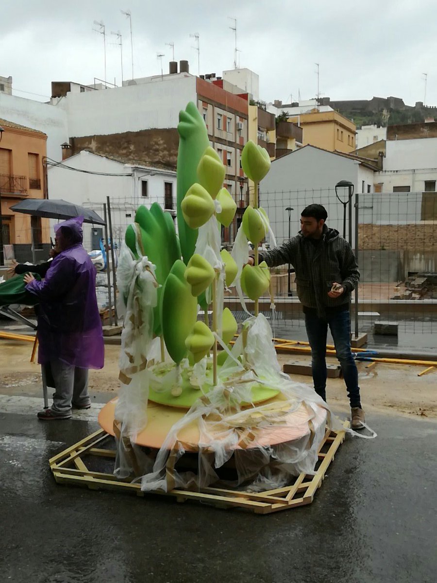 UnNouParot's tweet photo. Ricard Balanzá enceta la plantà de «Llavors» a @FallaElMocador de #Sagunt #Falles17 #Plantà17 https://t.co/s6IllfB5Ql