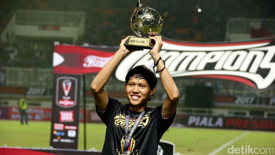 detikcom's tweet photo. Adam Alis: Hadiah Pemain Terbaik Piala Presiden untuk Pergi Haji Orang Tua https://t.co/WmTR0T0cTt via @detiksport https://t.co/aHlakr2dcS