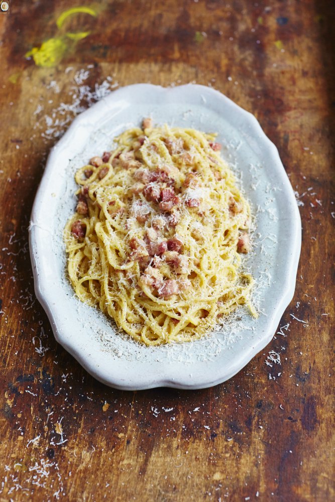 jamieoliver's tweet photo. Spaghetti carbonara a super easy mid week recipe from my mate @gennarocontaldo so you know its good #recipeoftheday  https://t.co/7wsTMIu4g3 https://t.co/fziRPGLW65