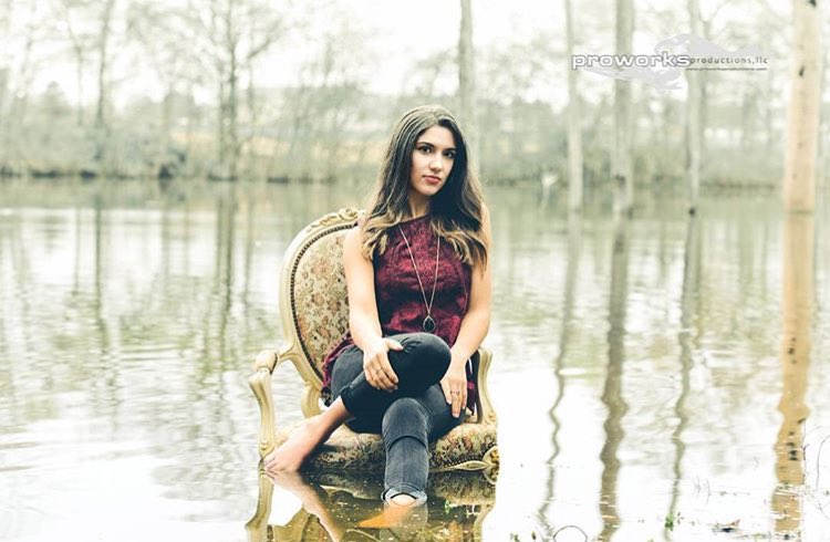 AlyseCamille's tweet image. Kita: u just chillin,splashing in the water. u must like the outdoors?
me: I mean im not afraid😜
Thxs Kita Wright for my sr pics!!#proworks